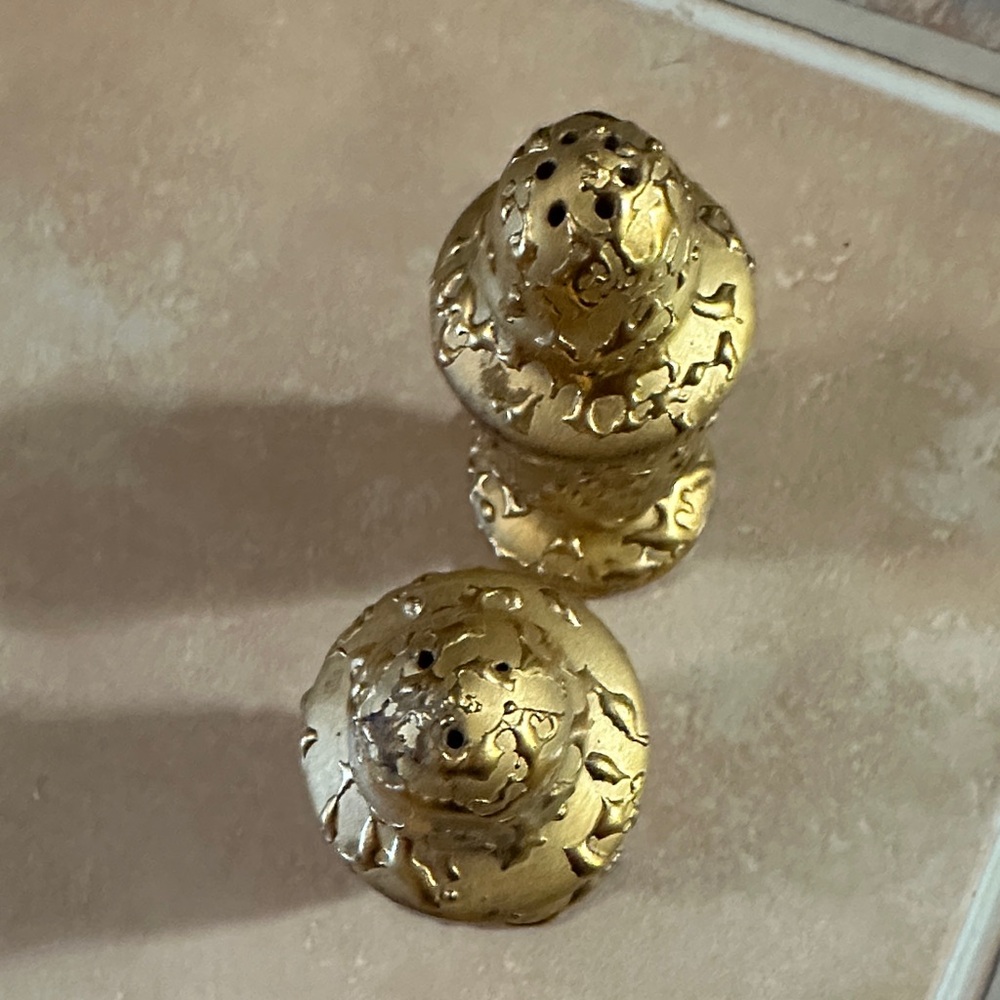 VTG Elegant Gold Textured Salt and Pepper Shakers - Picture 3 of 7